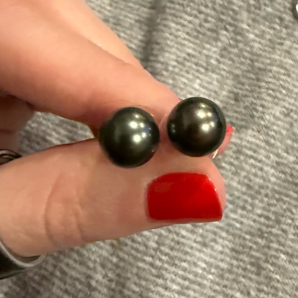 Elegant Black Pearl Stud Earrings